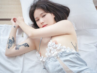 Khuôn mặt thì sầu nhưng thân hình thì bốc lửa