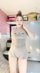 Bận đồ show vú