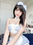 Hầu gái vú to