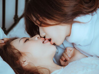 2 em gái less ấp nhau