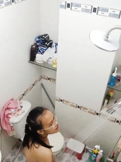 em gái gãi lon