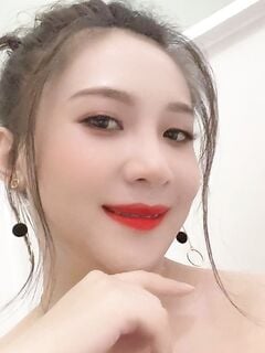 Gái một con xxx